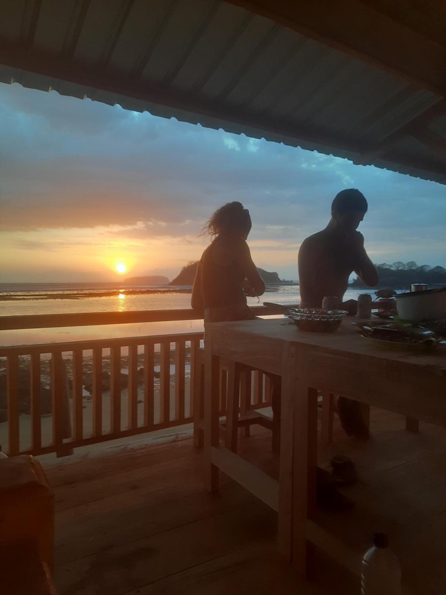 Boneputeh Homestay Taliwang エクステリア 写真
