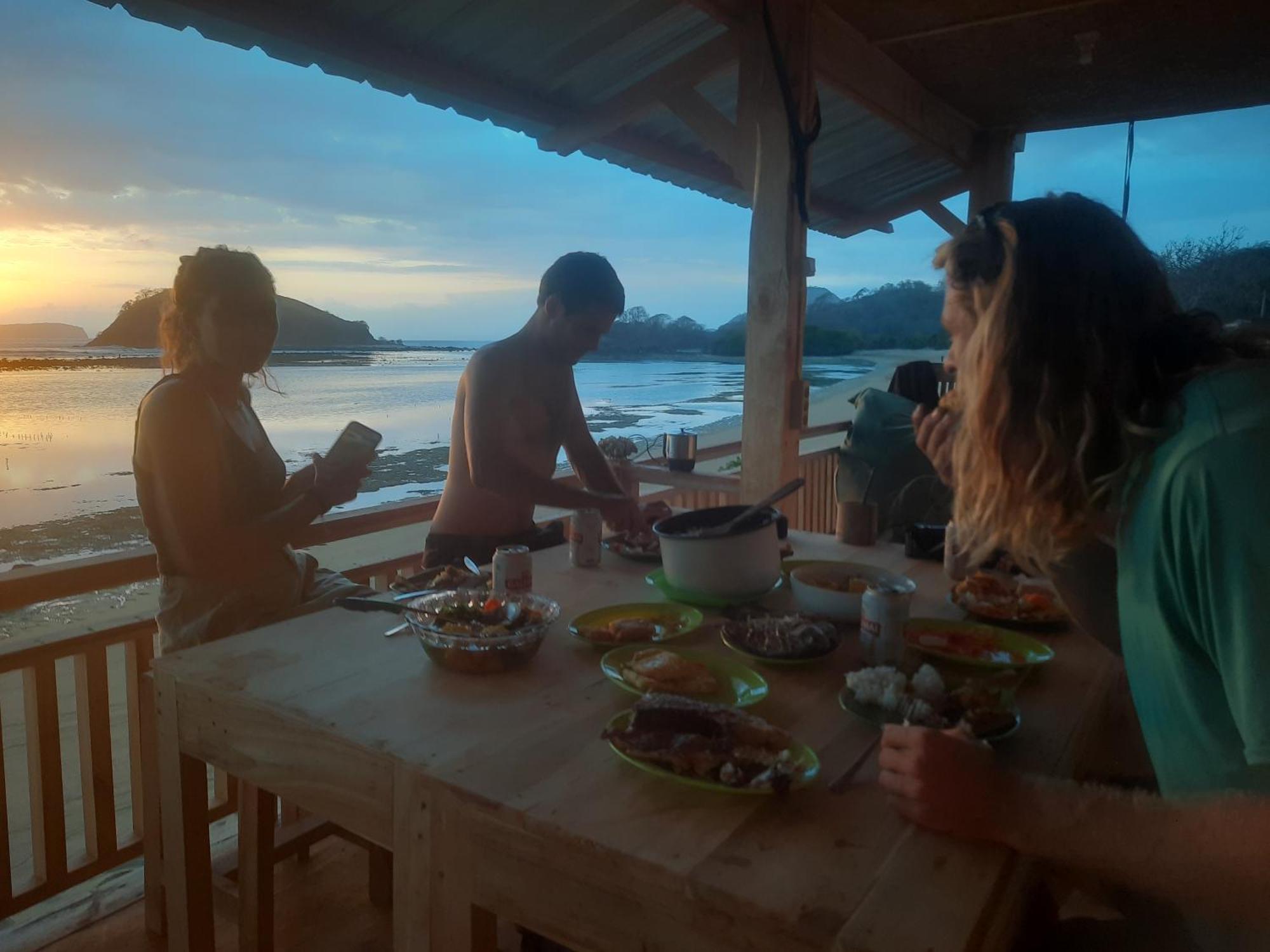 Boneputeh Homestay Taliwang エクステリア 写真
